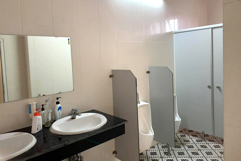 Nhà vệ sinh trong trụ sở Huyện ủy Hương Sơn vừa được sửa chữa năm 2018