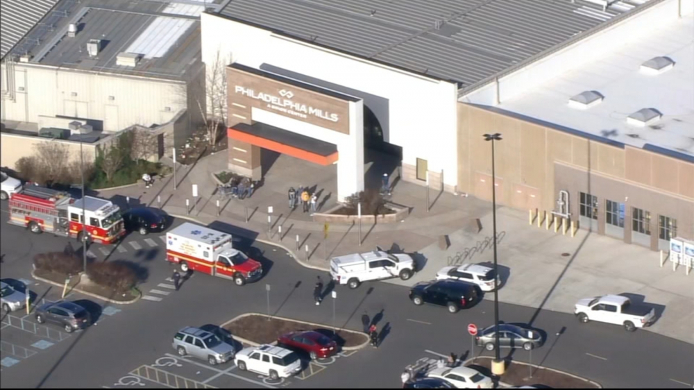 Hiện trường vụ nổ súng tại khu ăn uống Trung tâm mua sắm Mills ở Philadelphia - Ảnh: ABC News
