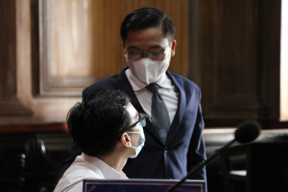 Bị cáo Dương Tấn Hậu cùng luật sư bào chữa của mình tại tòa sáng 30/3 - Ảnh Cao Hoài An 