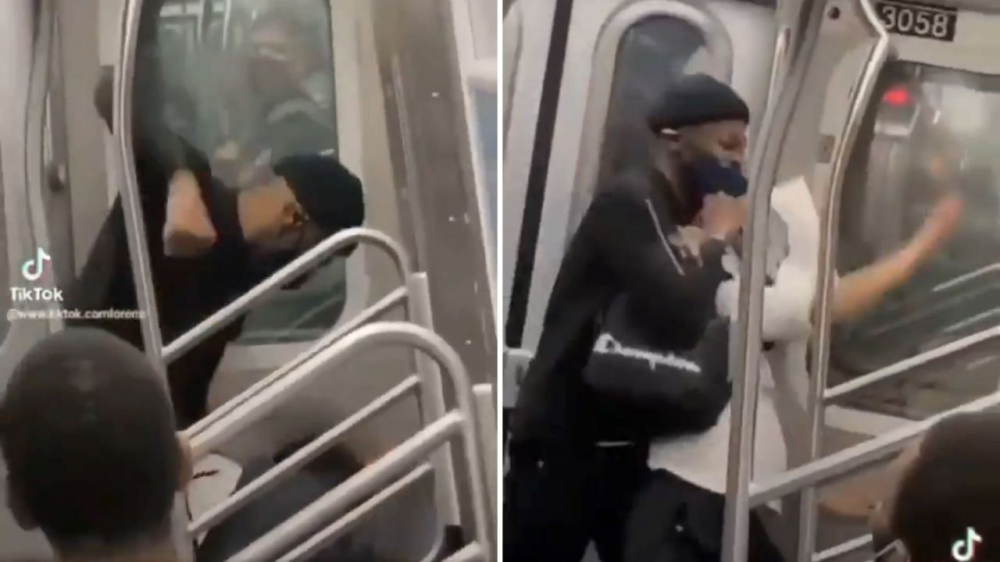 Đoạn video một hành khách (áo đen) hành hung tàn bạo một hành khách khác người châu Á (áo trắng, đeo ba lô), nạn nhân bị siết cổ đến ngất xỉu trên tàu điện ngầm - Ảnh: Twitter