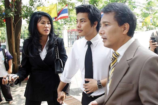 Con trai của hoa hậu Thái Lan và cha mẹ trong buổi hầu toà