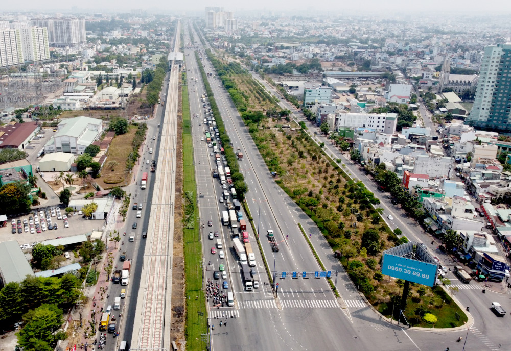 Xa lộ Hà Nội sau 10 năm được mở rộng là tuyến đường quan trọng bật nhất của TPHCM, giải quyết được nhiều điểm đen ùn tắc, 