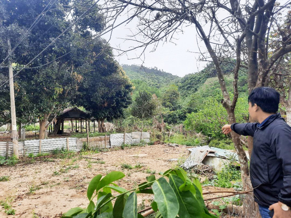 Một người dân ở H.Nam Giang chỉ nơi có hàng chục ngôi nhà bị cuốn trôi khi thủy điện Đăk Mi 4 xả lũ vào ngày 28/10/2020