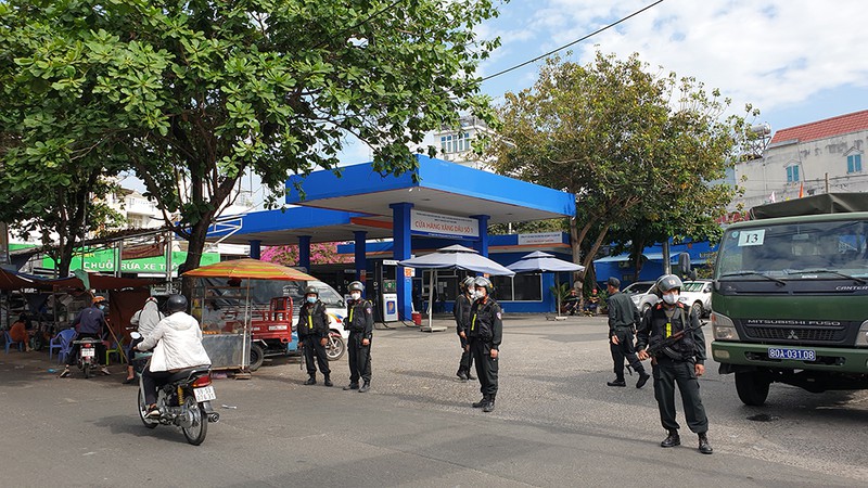 Lực lượng chức năng phong tỏa một cây xăng tại quận Gò Vâp, TP.HCM mới đây để điều tra vụ án xăng giả.