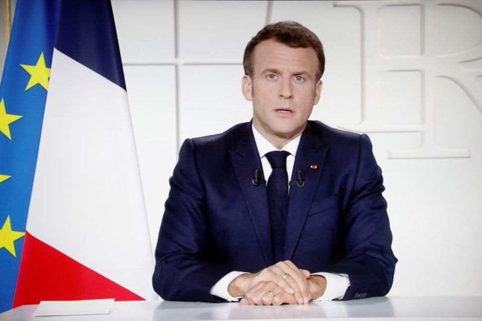 Tổng thống Emmanuel Macron phát biểu trên truyền hình ngày 31/3, tuyên bố ban hành lệnh phong tỏa toàn quốc và đóng cửa trường học.