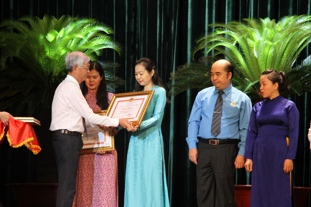 Phó chủ tịch UBND TP Võ Văn Hoan, trao bằng khen của UBND TPHCM cho đại diện Hội LHPN TPHCM,  một trong 97 tập thể  có thành tích xuất sắc trong thực hiện phong trào “Toàn dân đoàn kết xây dựng đời sống văn hóa” giai đoạn 2000 – 2020