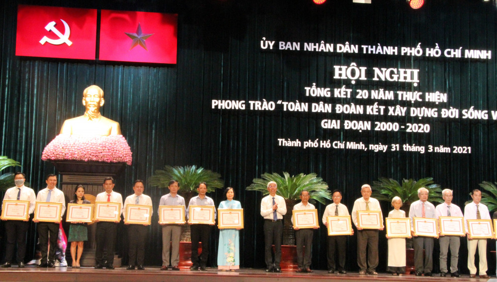 Các tập thể đạt thành tích xuất sắc Phó chủ tịch UBND TP Võ Văn Hoan, trao bằng khen của UBND TPHCM cho đại diện Hội LHPN TPHCM,  một trong 97 tập thể  có thành tích xuất sắc trong thực hiện phong trào “Toàn dân đoàn kết xây dựng đời sống văn hóa” giai đoạn 2000 – 2020