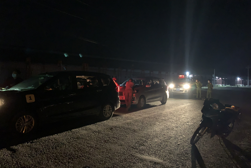 Lực lượng chức năng bắt giữ 3 xe ô tô chở người nhập cảnh trái phép cố tình 'thông chốt
