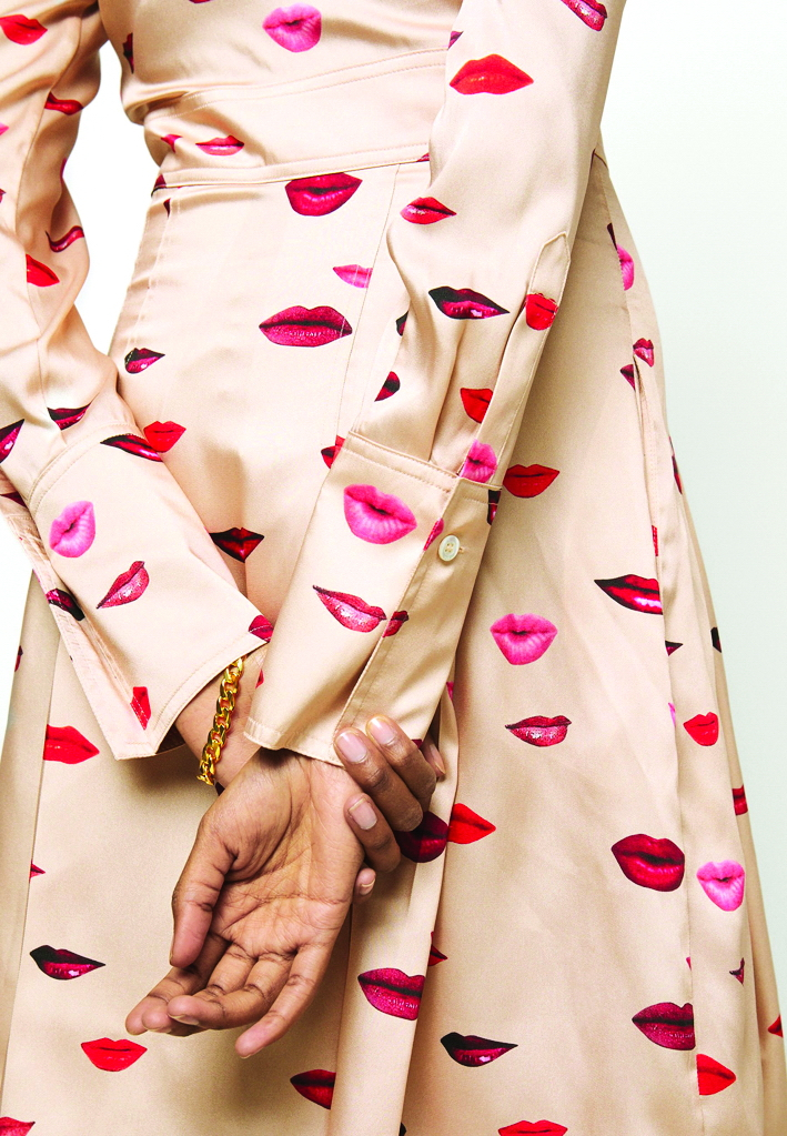 Họa tiết môi đỏ điểm xuyết trên một mẫu đầm của nhãn hàng Victoria Beckham - Ảnh: ZalandoUK