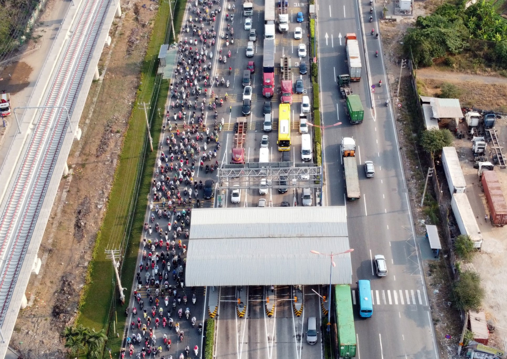 Từ khoảng 6g30 đến 7g30, làn ô tô qua trạm thu phí Xa lộ Hà Nội theo hướng đi trung tâm TPHCM đã xảy ra vụ ùn tắc giao thông kéo dài hàng trăm mét. 