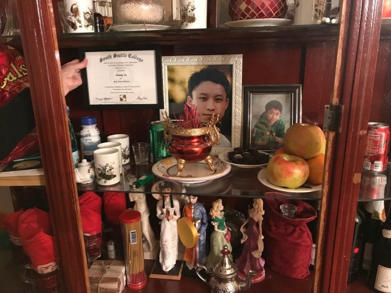 Bàn thờ Tommy Le tại nhà riêng của gia đình