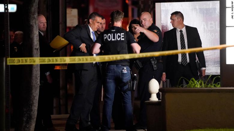Các nhà điều tra tập trung bên ngoài tòa nhà văn phòng nơi xảy ra vụ xả súng ở Orange, California, hôm thứ Tư.