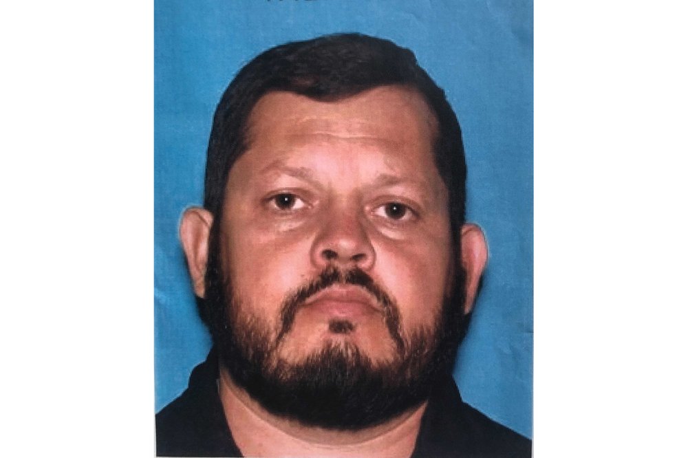  Aminadab Gaxiola Gonzalez, 44 tuổi ở Fullerton, California, người đàn ông là nghi phạm trong một vụ nổ súng xảy ra bên tron