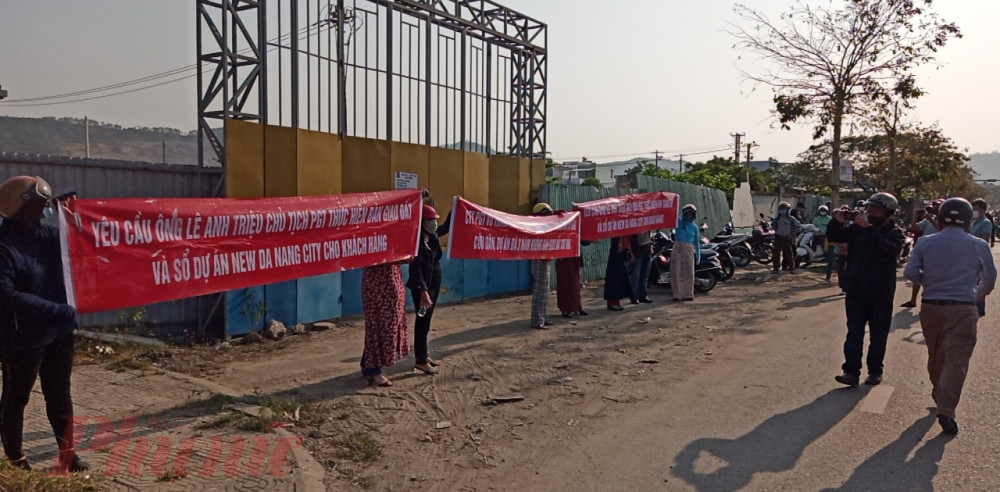 Khách hàng đặt cọc mua đất tại dự án New Da Nang City căng băng rôn đòi quyền lợi