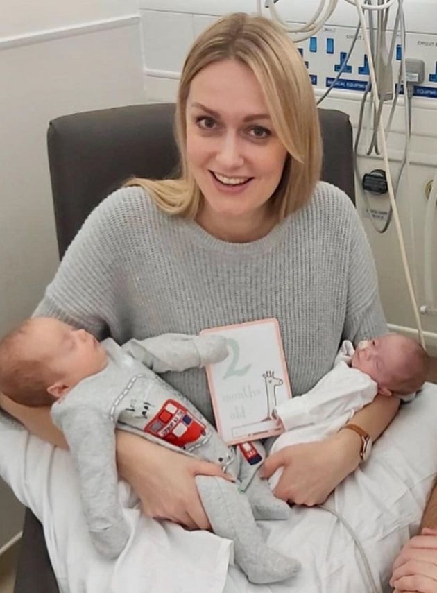 Rebecca Roberts và 2 con song sinh của mình 