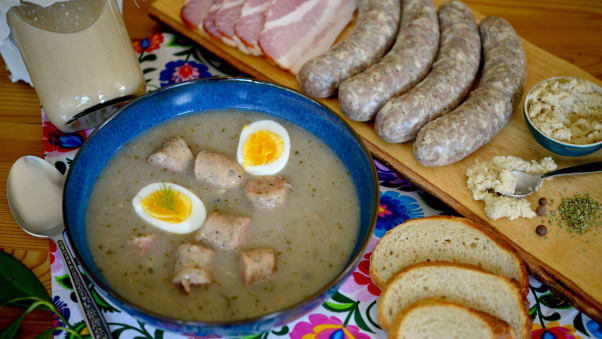 Ở Ba Lan, một món ăn chiếm vị trí trung tâm trong lễ Phục sinh là żurek. Đó là một món súp lên men có màu kem và khói được làm từ bột lúa mạch đen. Món súp này thường được phục vụ với trứng luộc và xúc xích, sau đó được trang trí với cải ngựa cay.