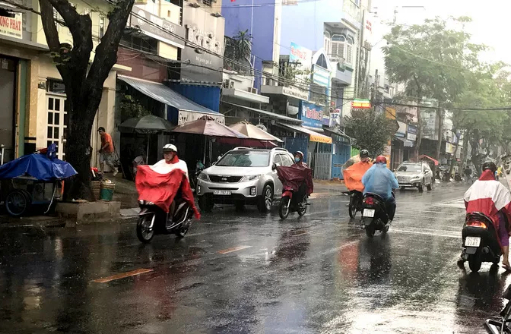 Cơn mưa bất ngờ xuất hiện giữa trưa nắng nóng - Ảnh: NLĐ