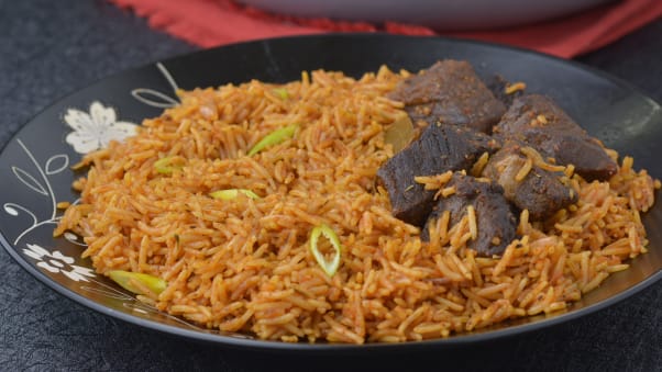 Jollof rice là một món ăn cay, truyền thống có nguồn gốc từ Tây Phi. Mặc dù nó được chế biến khác nhau ở các quốc gia khác nhau, nhưng bài viết này chỉ ra các bước làm cơm Jollof kiểu Nigeria.