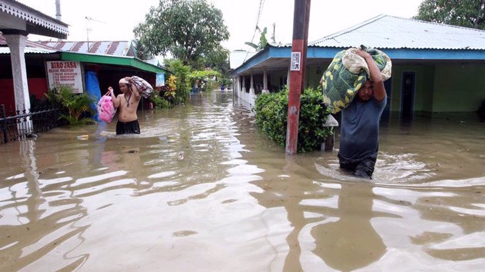 Người dân đang trục vớt đồ đạc khi nước lũ nhấn chìm nhà của họ sau trận mưa lớn ở Bengkulu, Indonesia. 