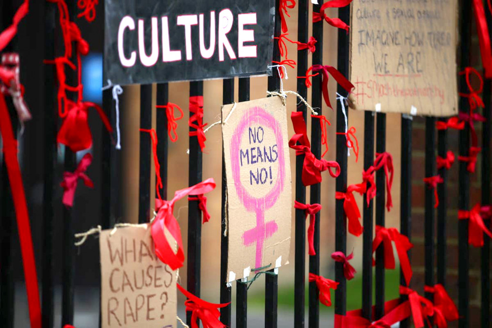 Những tấm biển phản đối nạn quấy rối tình dục ở học đường được treo bên ngoài Trường nữ sinh James Allen ở London, Anh - Ảnh: Getty Images