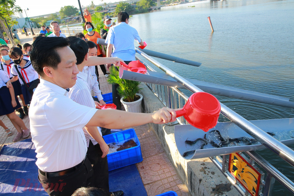 Bên cạnh hoạt động trồng mới cây xanh sáng nay còn có hoạt động thả cá xuống sông Sài Gòn. 