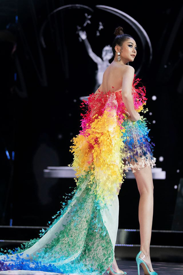 Thanh Hằng từng diện bộ váy này khi chấm đêm chung kết Hoa hậu Hoàn vũ Việt Nam. Thiết kế giúp nữ người mẫu khoe được đôi chân dài, thằng. 
