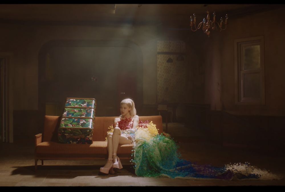 Trong MV mới mang tên Gone, Rosé (BlackPink) diện một thiết kế của Công Trí