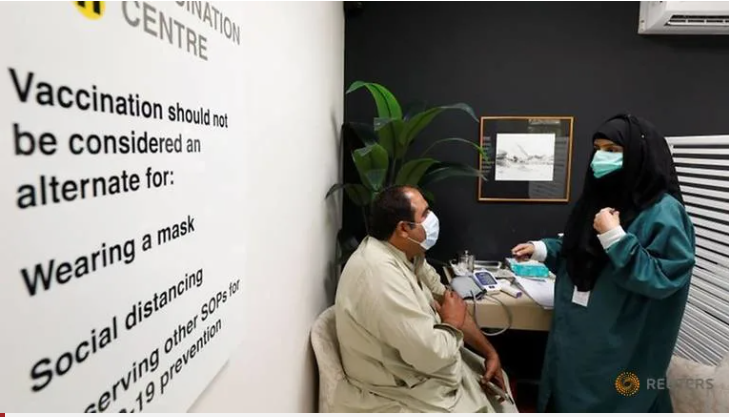 Một người dân đi kiểm tra y tế trước khi nhận được liều thương mại của vắc-xin Sputnik V coronavirus (COVID-19) của Nga, tại một bệnh viện tư nhân ở Karachi, Pakistan, vào ngày 4 tháng 4 năm 2021
