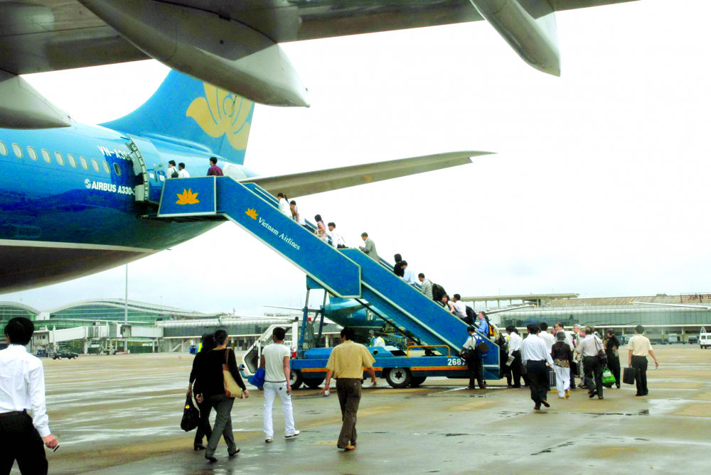 Việc các hãng hà ng không cạnh tranh bằ ng giá vé giúp người dân có cơ hội đi máy bay, giú p ngành du lịch dần phục hồi ẢNH: D.Đ.MINH