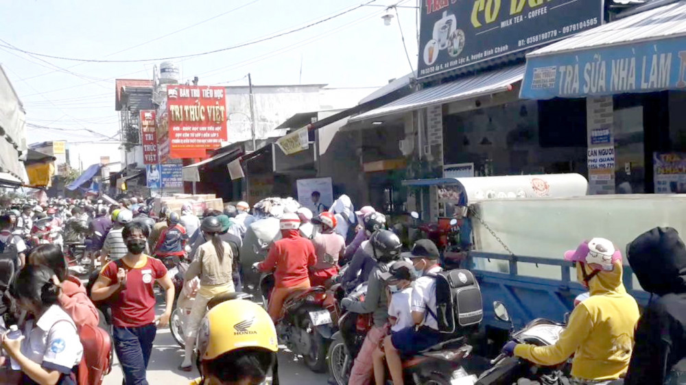 Hàng ngàn phương tiện đứng chôn chân trong tuyến hẻm F8/36 đường Vĩnh Lộc, nơi có đến ba trường học