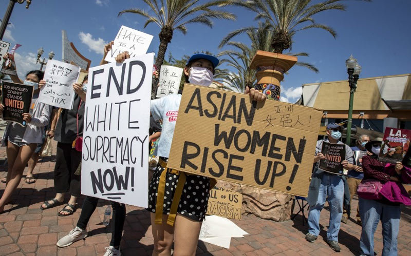 Biểu tình phản đối kỳ thị người gốc Á ở Garfield, Alhambra (California) hôm 21/3 - Ảnh: Los Angeles Times