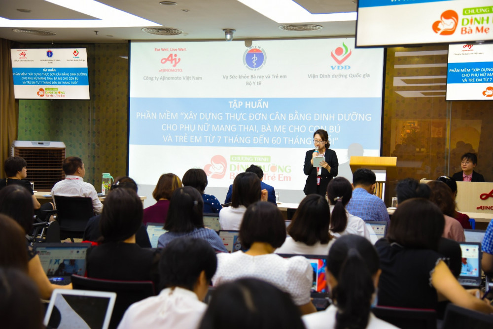 Hơn 90 lãnh đạo và cán bộ y tế tham dự buổi tập huấn phần mềm tại Hà Nội ngày 2/4/2021. Ảnh: Ajinomoto Việt Nam
