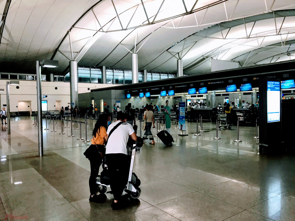 Khu vực ga đi quốc tế của sân bay Tân Sơn Nhất trước khi 'tê liệt' hoàn toàn vì dịch COVID-19. Ảnh: Quốc Thái