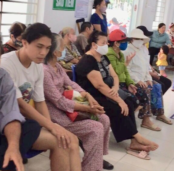 Nhiều bệnh nhân đến khám bảo hiểm y tế tại Trạm Y tế phường 27 quận Bình Thạnh