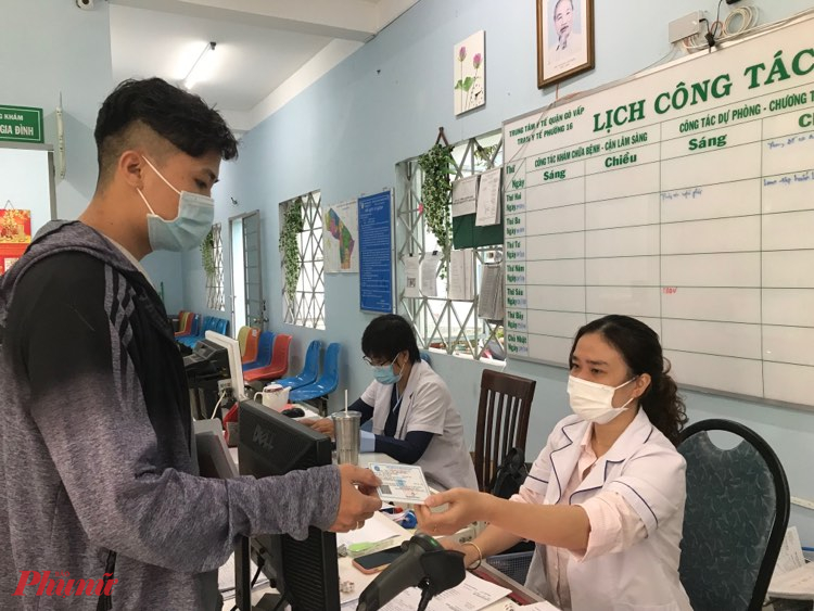 Bệnh nhân trẻ đến khảm bảo hiểm y tế tại Trạm Y tế phường 16, Quận Gò Vấp