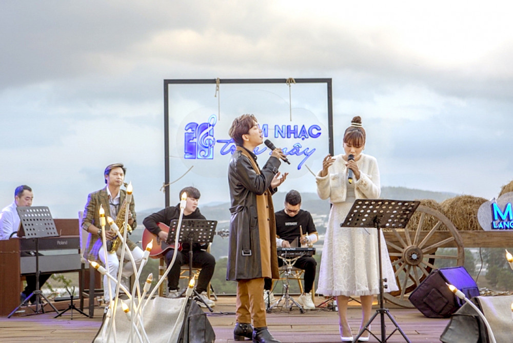Tăng Phúc và Trương Thảo Nhi biểu diễn ca khúc Chỉ là không cùng nhau, được viết lại lời từ nhạc Hoa