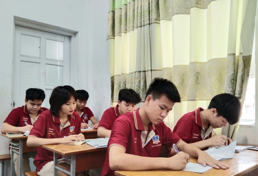 Học sinh lớp 9 Trường THCS-THPT Đào Duy Anh đang ôn tập tiếng Anh
