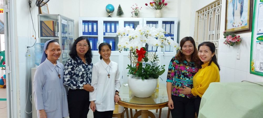 Bà Đỗ Thị Chánh - Phó Chủ tịch Hội LHPN Thành phố thăm và chúc mừng Dòng Con Đức Mẹ vô nhiễm quận Tân Phú