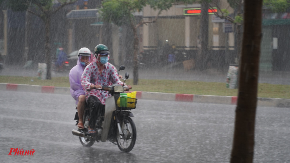 Cơn mưa lớn khiến Sài Gòn dịu nhẹ hơn sau những ngày nắng nóng - Ảnh: Tam Nguyên