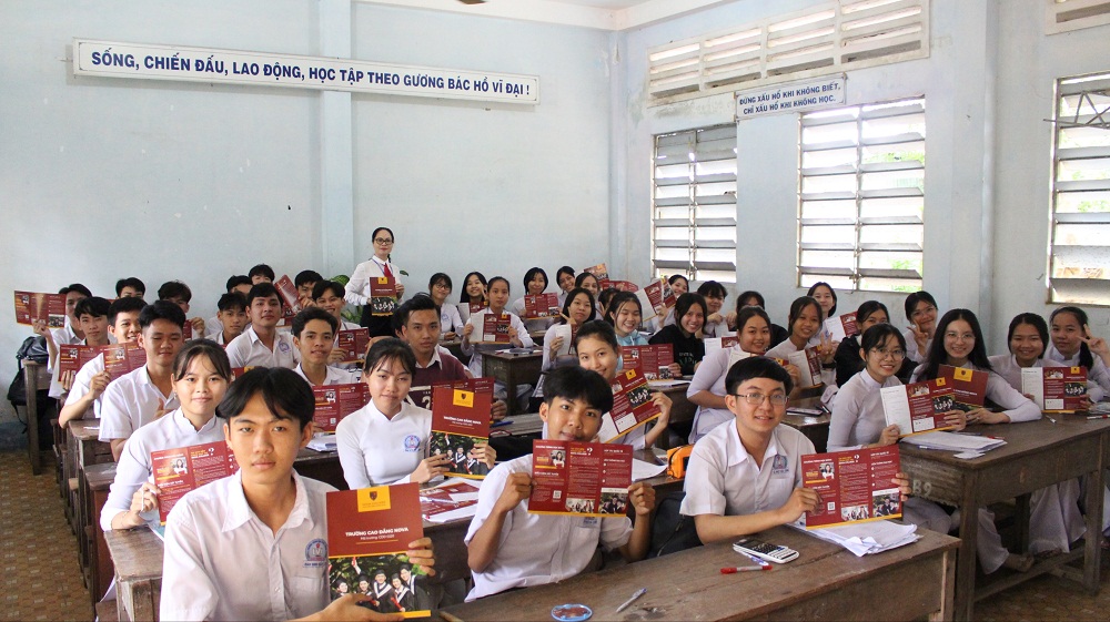 Nhóm ngành hàng không và điều dưỡng tại Nova College thu hút sự quan tâm của các em học sinh tại Trường THPT Lai Vung 1 (tỉnh Bình Phước). Ảnh: Nova College