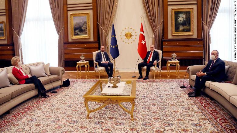 Bà Ursula von der Leyen (trái) phải ngồi ghế sofa đối diện với Bộ trưởng Ngoại giao Thổ Nhĩ Kỳ - Ảnh: CNN