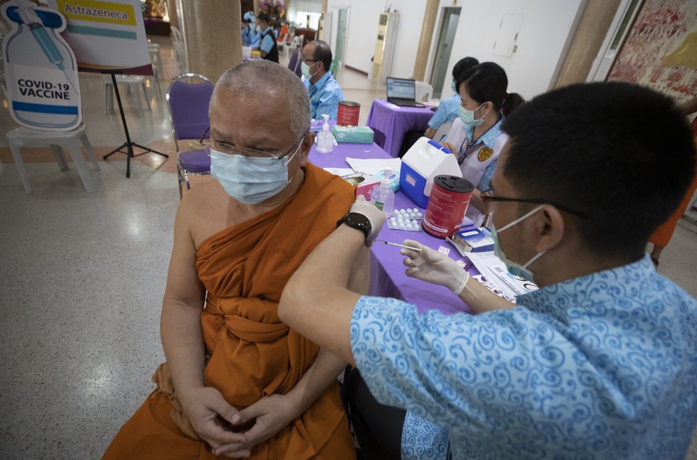 Nhân viên y tế tiêm vắc-xin AstraZeneca cho một nhà sư ở Bangkok
