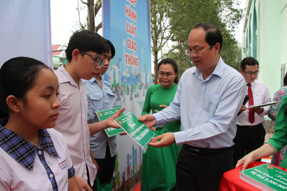 Phó bí thư Thành ủy TPHCM Nguyễn Hồ Hải trao học bổng Lương Định Của cho con em học sinh là hội viên nông dân có người thân bị tai nạn giao thông, có hoàn cảnh khó khăn