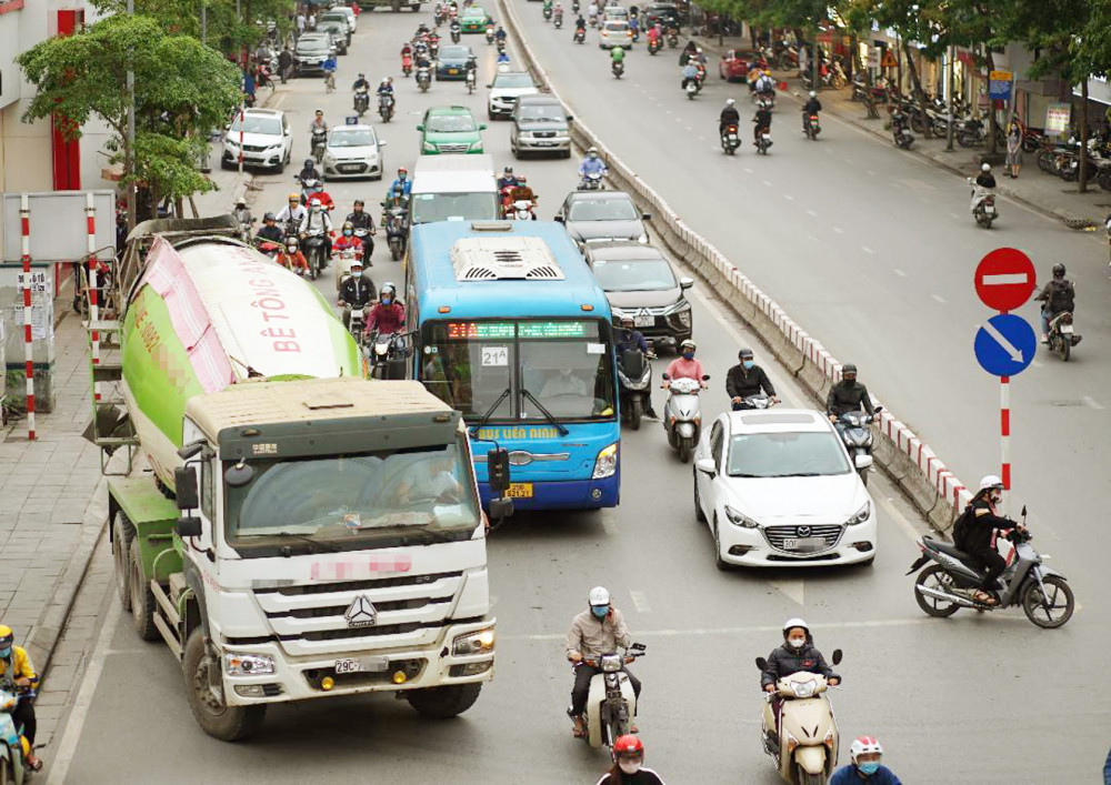 Xe buýt đang bị coi là “hung thần” trên đường phố Hà Nội