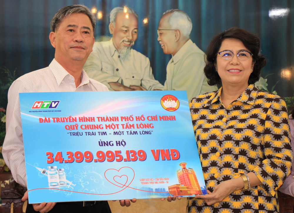 Chủ tịch Ủy ban MTTQ Việt Nam TPHCM Tô Thị Bích Châu tiếp nhận hơn 34,3 tỷ đồng ủng hộ mua vaccine phòng dịch COVID-19 từ lãnh đạo HTV.