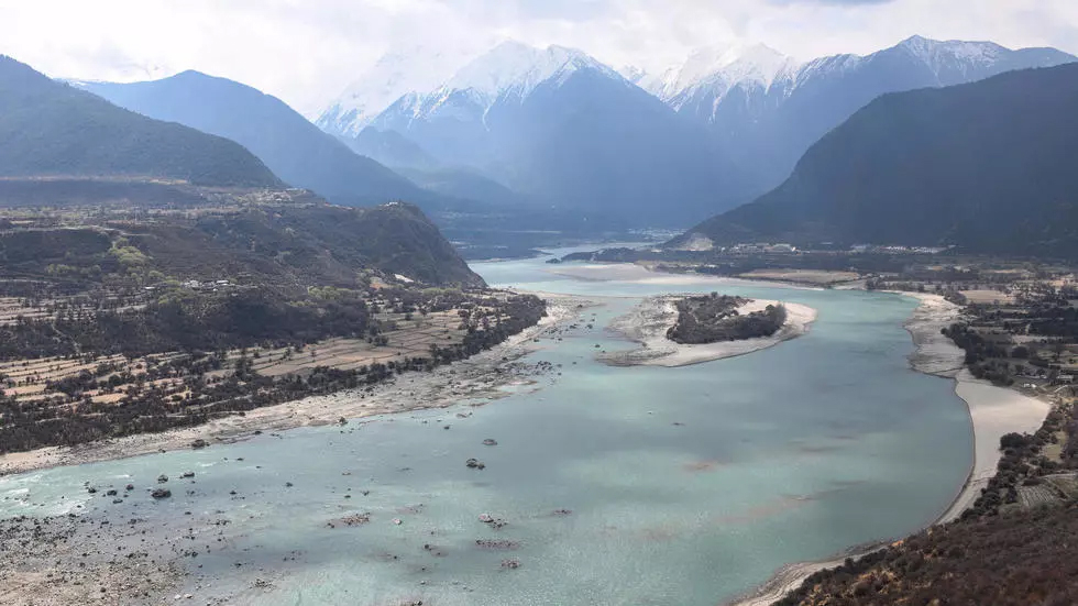 Công trình dự kiến bắc ngang qua sông Brahmaputra trước khi con đường thủy này rời khỏi dãy Himalaya và chảy vào Ấn Độ, cắt ngang hẻm núi dài nhất và sâu nhất thế giới - Ảnh: AFP