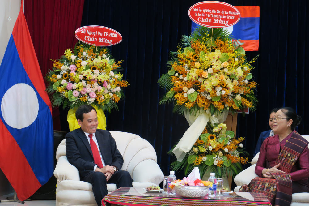 Lãnh đạo TPHCM chúc Tết cổ truyền  Bunpimay của nhân dân các bộ tộc Lào - Ảnh: Minh Hiệp