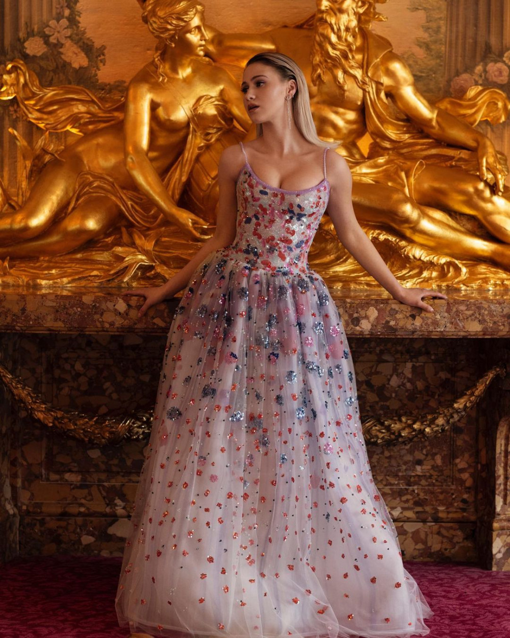 Maria Bakalova hóa công chúa xinh đẹp với mẫu váy sặc sỡ của Giorgio Armani.
