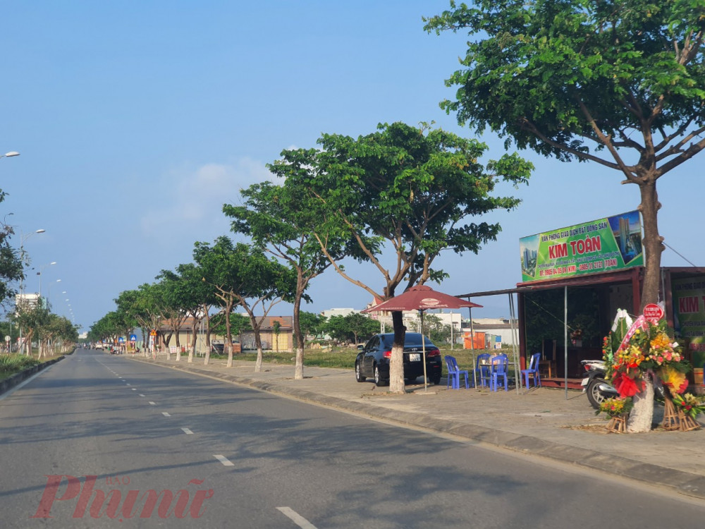 Nhiều ki ốt kinh doanh bất động sản mọc lên hai bên đường Nguyễn Tất Thành nối dài