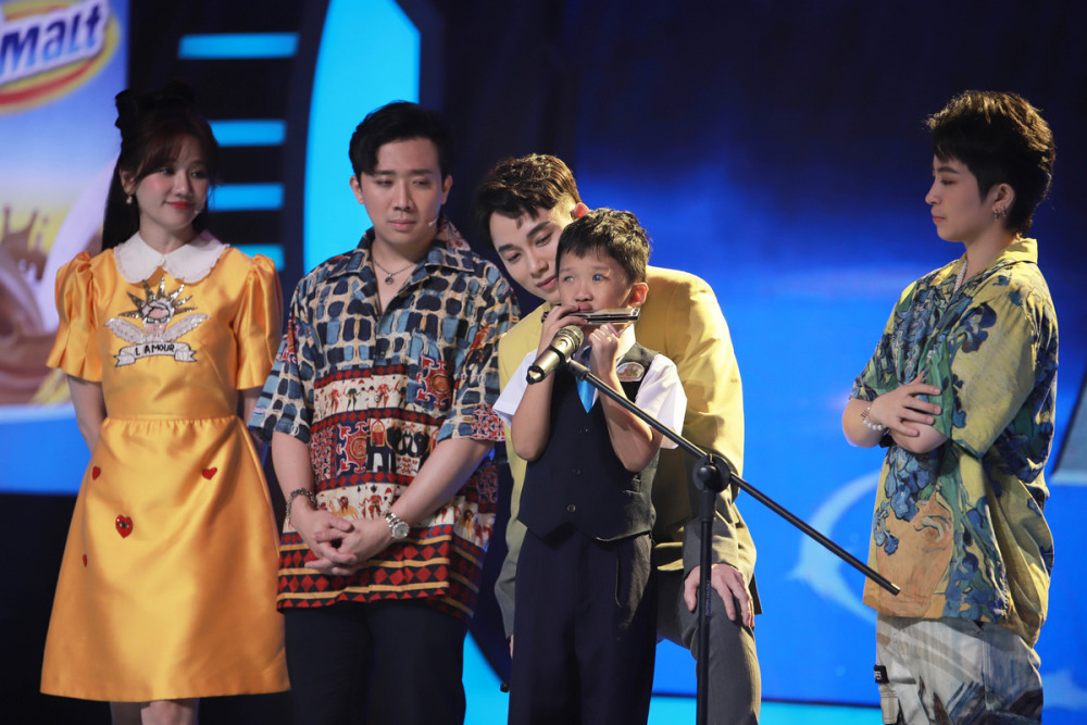 Vợ chồng Hari Won - Trấn Thành, ca sĩ Trúc Nhân và MC Gil Lê cùng thí sinh của chương trình Siêu tài năng nhí mùa đầu tiên.